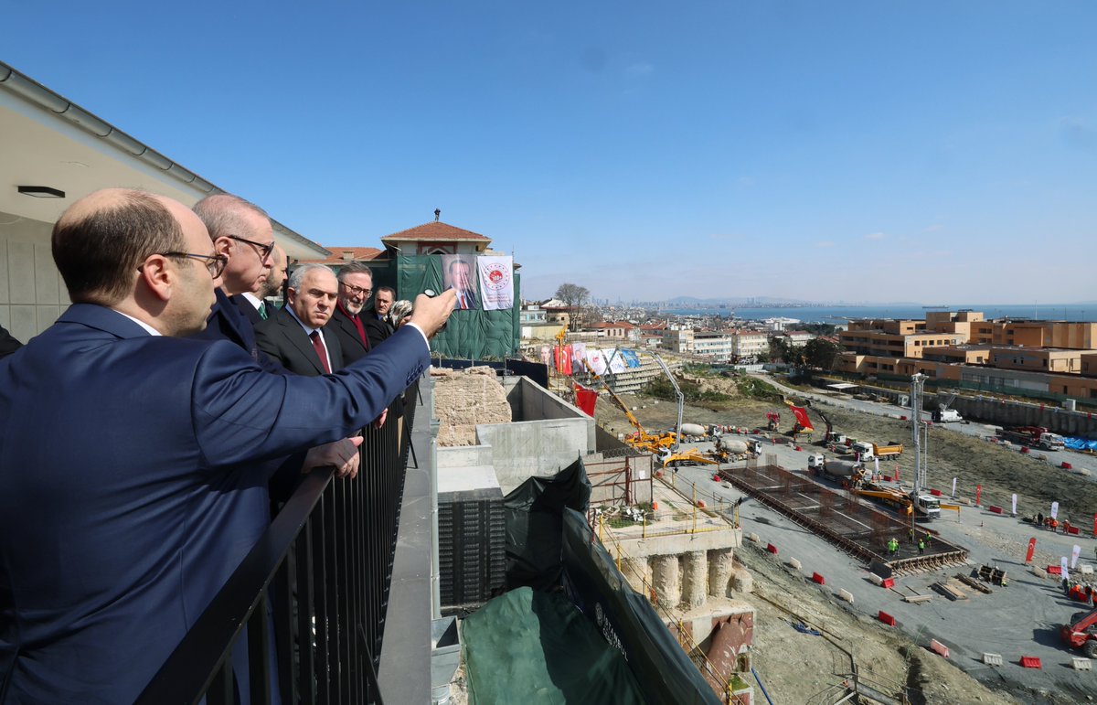"Proje tamamlandığında 650 bin metrekare kapalı alana sahip 150'si yoğun bakım olmak üzere 900 hasta yatağı, 40 ameliyathanesi bulunan, 3 bin araç kapasiteli kapalı otopark, helikopter pisti, eğitim ve yurt binalarının da yer aldığı modern, güçlü ve İstanbul’a yakışır bir kampüs