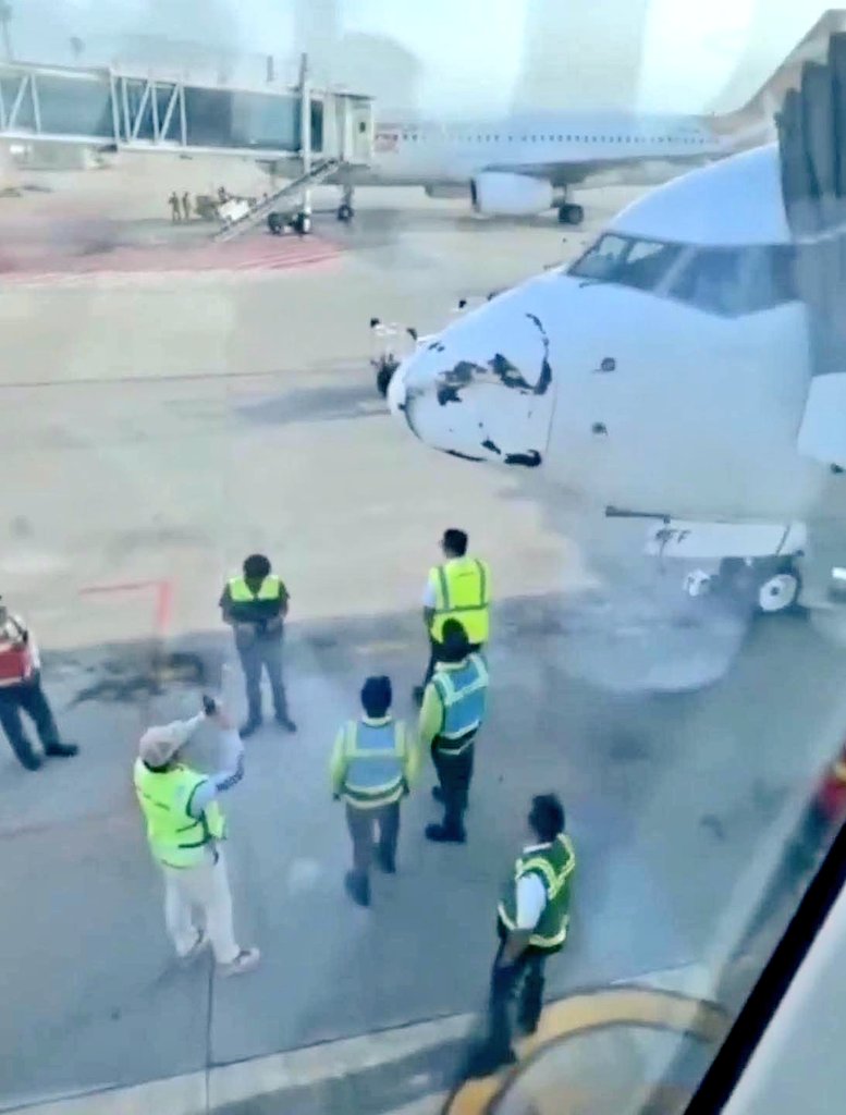 ivancp25's tweet image. #IncidenteAéreo de #Boeing737-800 de #GarudaIndonesia, vuelo #GA176 #Yakarta ➡️ #Pekanbaru, #Indonesia 🇮🇩. Aterrizó con daños en radomo. El daño fue detectado tras el aterrizaje normal en el Aeropuerto Sultan Syarif Kasim II. No se reportaron heridos entre pax ni crew. 07-03-26