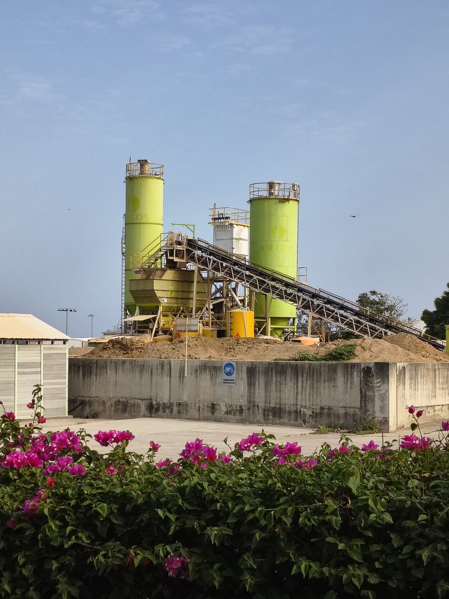 Cementos_Argos's tweet photo. Nuestro #LuzVerde brilla con fuerza. 💚 Así de imponente luce nuestra Planta Barranquilla en #ArgosColombia, donde la industria se mezcla con el color de la región.
Una postal que refleja la energía de nuestra operación. ✨
📸: Richard Cañas https://t.co/fLaZ2vofJZ