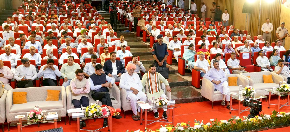 NayabSainiBJP's tweet image. हमारे किसान, हमारी शक्ति !

भारत की कृषक शक्ति को मजबूत करने के लिए माननीय प्रधानमंत्री श्री @NarendraModi जी ने आज असम से ' #PMKISAN सम्मान निधि' के रूप में ₹18,640 करोड़ से अधिक राशि की 22वीं किस्त 9.32 करोड़ क‍िसानों के खाते में जारी की। आज पंचकूला से इस कार्यक्रम में किसान