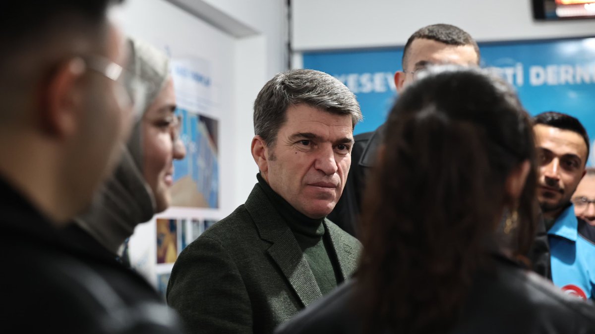 yesevihareketi's tweet photo. Amasya Valisi Sayın Önder Bakan, Yesevi Hareketi Derneği Amasya İl Binası’nı ziyaret ederek Genel Başkanımız Mahmut Cömert, Karadeniz Bölge Başkanımız Engin Keşoğlu, Amasya İl Başkanı Burak Koçak ve dernek üyelerimizle bir araya geldi.

Gerçekleşen ziyarette derneğimizin yürüttüğü çalışmalar ve projeler hakkında istişarelerde bulunuldu. Ziyaretin sonunda Amasya Genç Yesevi ekibimiz tarafından Sayın Valimize tablo hediye edildi.

Nazik ziyaretleri dolayısıyla Sayın Valimize teşekkür ederiz.

#YeseviHareketi #Amasya #NazikZiyaret
