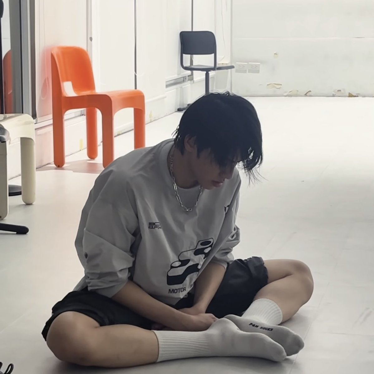 น้องภีมบอกว่าอยากนั่งเจ๋ยๆในห้องซ้อม  แงงงง จ๋องมากกกกก น่าย้ากกกกก zᶻ   ૮˶- ﻌ -˶ა⌒)ᦱ 

#PEEMWASU 
#BUS_THESOPHOMOREEP2