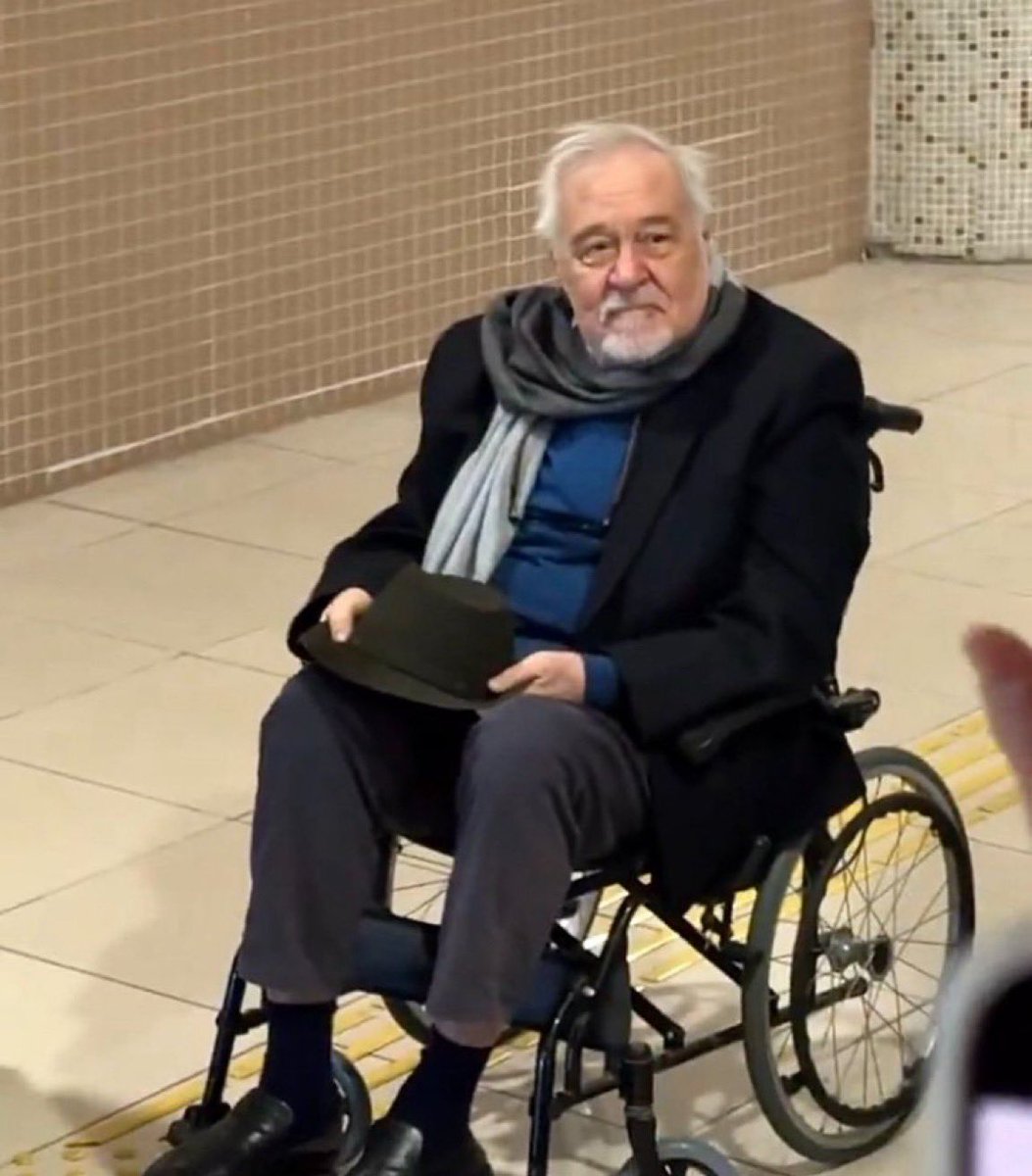 İlber Ortaylı’yı hep bu fotoğrafla hatırlayacağım.

Hastalığına ve ileri yaşına rağmen Ahmet Minguzzi davasına destek olmaya gelmişti. Yakın dostu Fatih Altaylı tutuklandığında da itiraz etmişti. Atatürk’ü severdi, ülkesini severdi. Koskoca bir millete tarihi, Atatürk’ü sevdirdi.