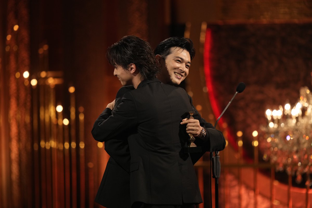 oricon's tweet photo. 【日本アカデミー賞 授賞式】

🏆最優秀主演男優賞
映画『国宝』吉沢亮が受賞❗️

横浜流星との“国宝コンビ”
2ショットに歓声💕
https://t.co/ENyh4aPA8F

▪️優秀主演男優賞
妻夫木聡
長塚京三
松村北斗（SixTONES）
山田裕貴
吉沢亮

#日本アカデミー賞 https://t.co/U6bfBEvhCb