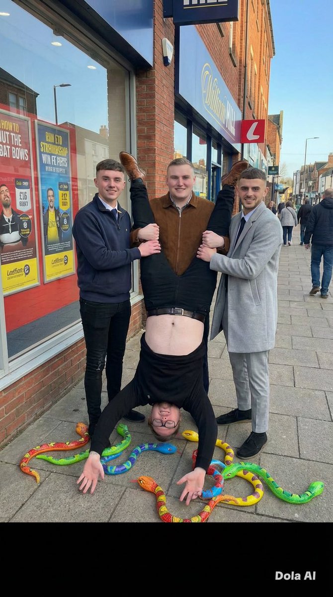 Enjoy ur day at Cheltenham mate <a href="/OwXnAV1/">Owen</a>