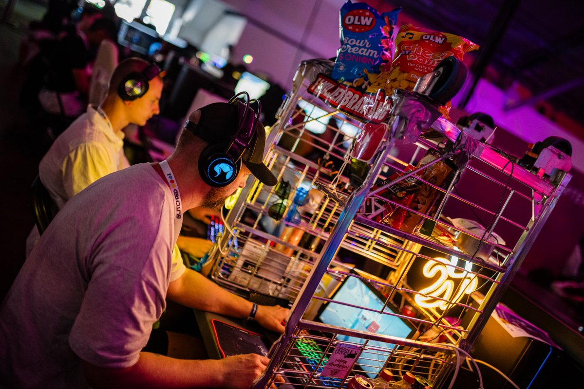 GlitchedSE tweet media