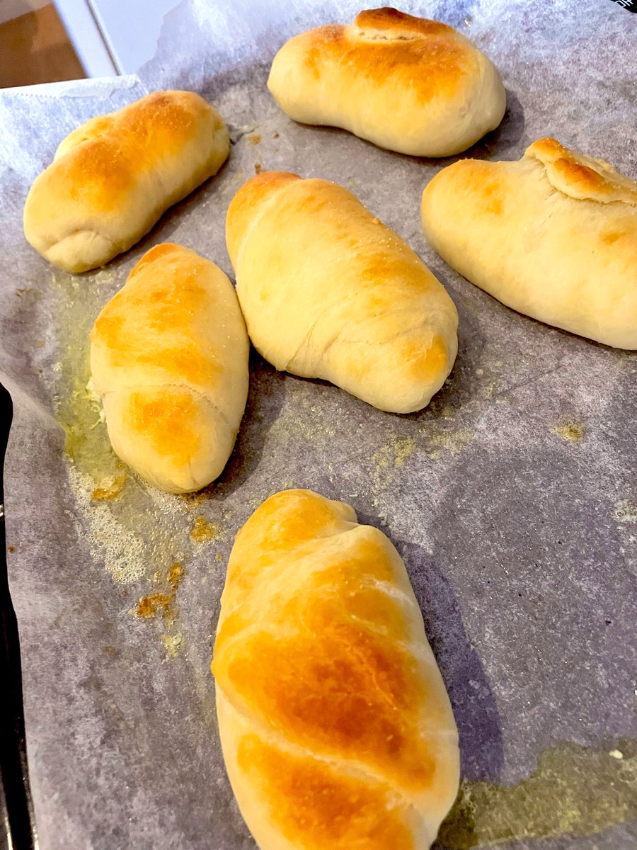 sayatan320's tweet photo. ちぎりパンと塩バターパン作ったァ🍞
可愛く盛り付けて写メ撮ればよかったwww https://t.co/ovViM2kOZi