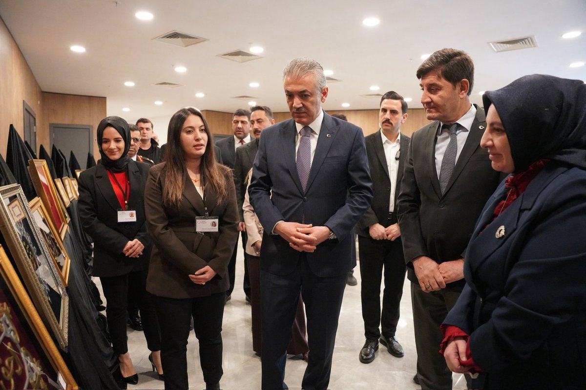 Olgunlasma47's tweet photo. “Maarifin Kalbinde Ramazan” Şenlikleri Kapsamında Anlamlı Sergi

Peygamber Efendimiz Hz. Muhammed’in (S.A.V.) doğumunun 1500. yılı münasebetiyle “Asırlık Sanatın İzinde – Mevlid-i Nebî Hatırasına Özel” temalı sergi düzenlendi.

Mardin Olgunlaşma Enstitüsü ve Artuklu Halk Eğitimi Merkezi iş birliğiyle hazırlanan; tezhip, hat, ebru ve naht sanatlarından oluşan sergiye Mardin Valimiz Sayın Tuncay Akkoyun, İl Millî Eğitim Müdürümüz Sayın Ali Eyyüpkoca, Artuklu İlçe Millî Eğitim Müdürü Mehmet Emin Duyan ve protokol üyeleri katılım sağladı.

@tcmeb
@Yusuf__Tekin
@CelileErenOKTEN
@mebhbogm
@cengizmete
@N_Alpural
@bohcatr
@Mardin_Valiligi
@tuncay_akkoyun
@ali_eyyupkoca
@mardinilmem
@mehmeteminduya1