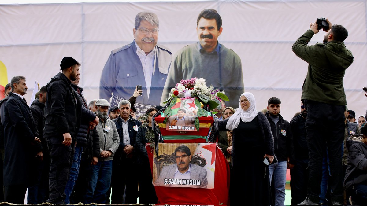 beritansarya__'s tweet photo. Heval Salih Müslim Rojava'da tanıdığım en güzel insanlardan biriydi.

Birçok değer yarattı, kendisi başlı başına bir değerdi.

Kürtçe "roje vi şirin bu" denir. Hem mücadeleci, hem mütevazi, emekçi kadim bir yurtsever ve devrimciydi.

Asla unutmayacağız.

Oxir be! 

Şehit Namirin!