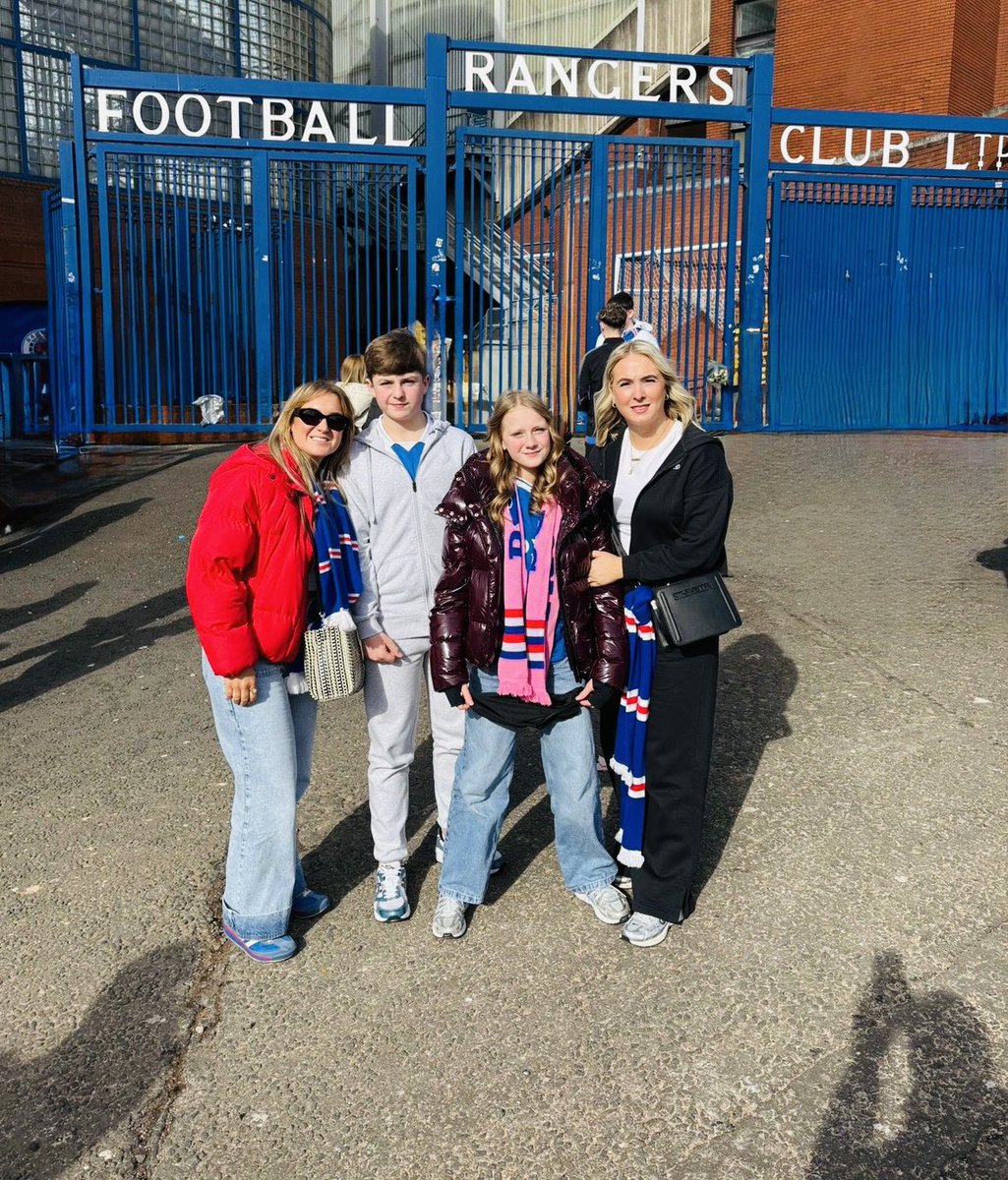 T90Stacey's tweet photo. Life was meant for best friends and good adventures💙💙 https://t.co/FXVOF1swDK