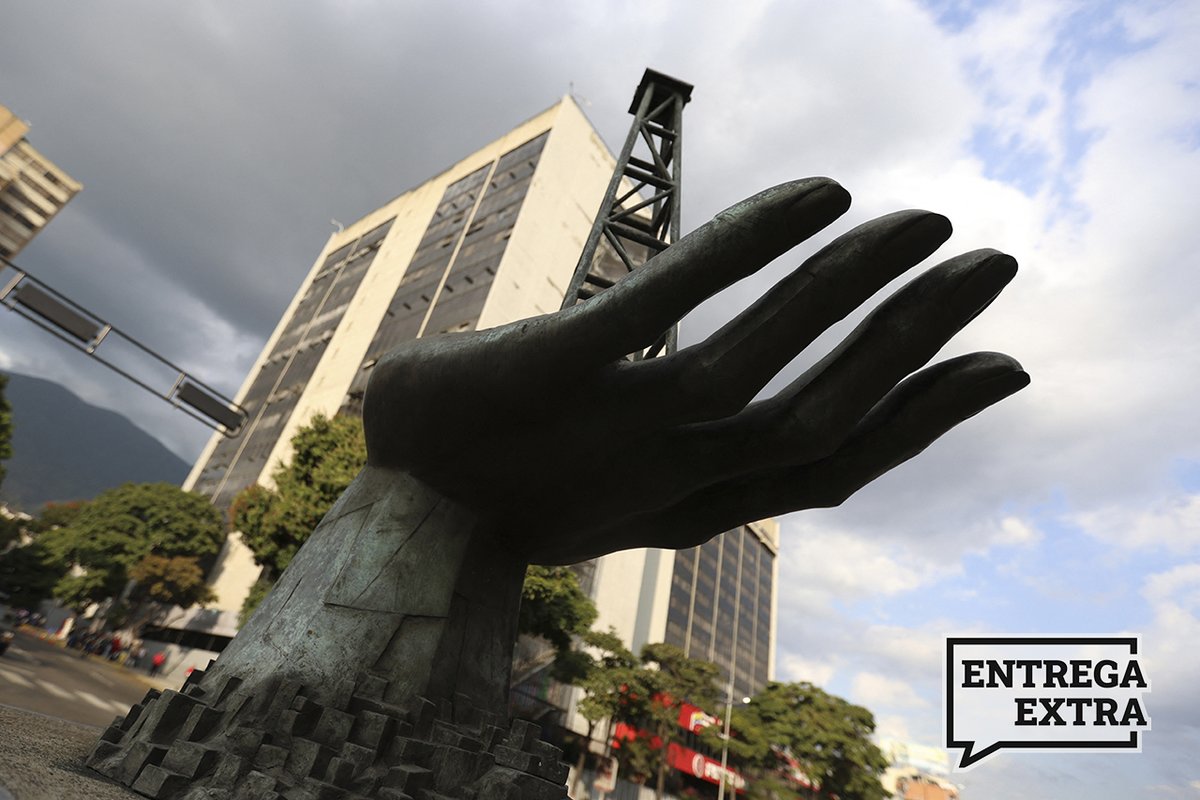 ArmandoInfo's tweet photo. Pdvsa desembolsó por 2 años consecutivos fondos millonarios para la celebración de dos temporadas de la LVBP, a pesar de la crisis humanitaria que hundía a la población venezolana. En este reportaje revelamos a dónde fueron a parar finalmente esos recursos
https://t.co/uK9bQ7vLw1 https://t.co/qqfpLNCMq9