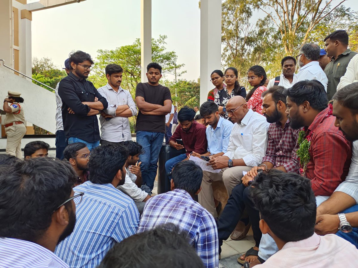 RSPraveenSwaero's tweet photo. అగ్రికల్చర్ యూనివర్సిటీ విద్యార్థుల పోరాటానికి బాసటగా నిలిచిన @BRSparty వర్కింగ్ ప్రెసిడెంట్ @KTRBRS గారికి ధన్యవాదాలు.

ప్రొఫెసర్ జయశంకర్ అగ్రికల్చర్ యూనివర్సిటీలో స్కాలర్‌షిప్‌లు, స్టైపెండ్ కోసం నిరసన తెలుపుతున్న విద్యార్థుల నుండి సేకరించిన సమాచారం మేరకు వాళ్లకు పెంచిన స్టైపెండ్ రాకుండా గత ఎనిమిది నెలలుగా మోకాలడ్డుతున్నది సాక్షాత్తు వ్యవసాయ శాఖ మంత్రి తుమ్మల నాగేశ్వర్ రావు గారేనని తెలిసింది! 

పేద పిల్లలంటే ఎందుకింత వివక్ష తుమ్మల గారు? 
మీ సొంత ఊరిలో కూడా ఈ రోజు ఏకలవ్య మోడల్ స్కూల్ పిల్లలు విషాహారం తిని ఆసుపత్రి పాలయ్యారు. మరి మీ ఇళ్లలో ఎందుకు ఇలాంటి సంఘటనలు జరగవు??

మీ ముగ్గురు మంత్రులు వెలుగుమట్లలో పేదలను విగత జీవులుగా చేసింది చాలక మళ్లీ ఈ పేద విద్యార్థుల జీవితాలతో ఎందుకు చెలగాటం ఆడుతున్నారు?

మీ సహచర ఉపముఖ్యమంత్రి @Bhatti_Mallu గారి భవంతికి కర్టెన్లకే 1.36 కోట్ల రూపాయలు ఖర్చు చేసినపుడు ఈ పిల్లలకు కేవలం 50 లక్షల రూపాయలు ఇవ్వలేరా?

గత మూడేళ్ల నుండి చాలా మందికి స్కాలర్ షిప్స్ కూడా రావడం లేదంట, మీ మంత్రులు అందరూ జీతాలు మాత్రం అప్పనంగా తీసుకుంటున్నారు!!!

@TelanganaCMO @BRSHarish
