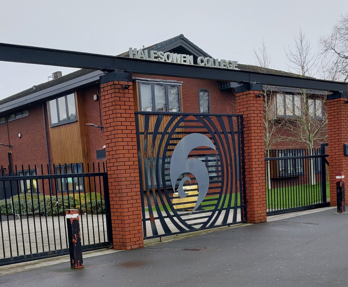 HalesowenWMP's tweet image. Halesowen Neighbour Officers have been in attendance at Halesowen College this morning working closely with their Safeguarding Team to ensure the safety and wellbeing of students.#workingtogether