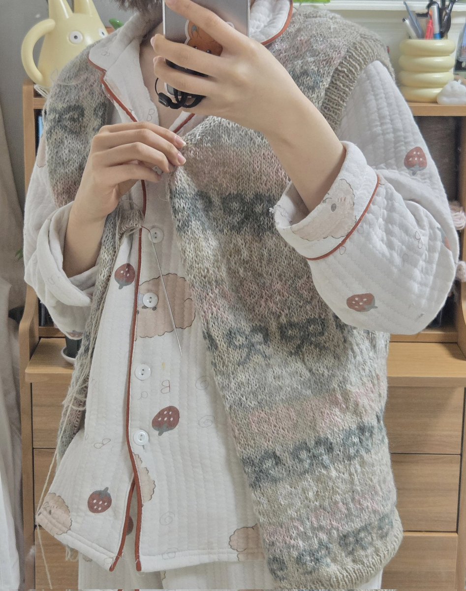 걸칠 수 있으면 걸친다 그게 뜨개공식...... 따뜻해지기 전에 꼭 완성하리