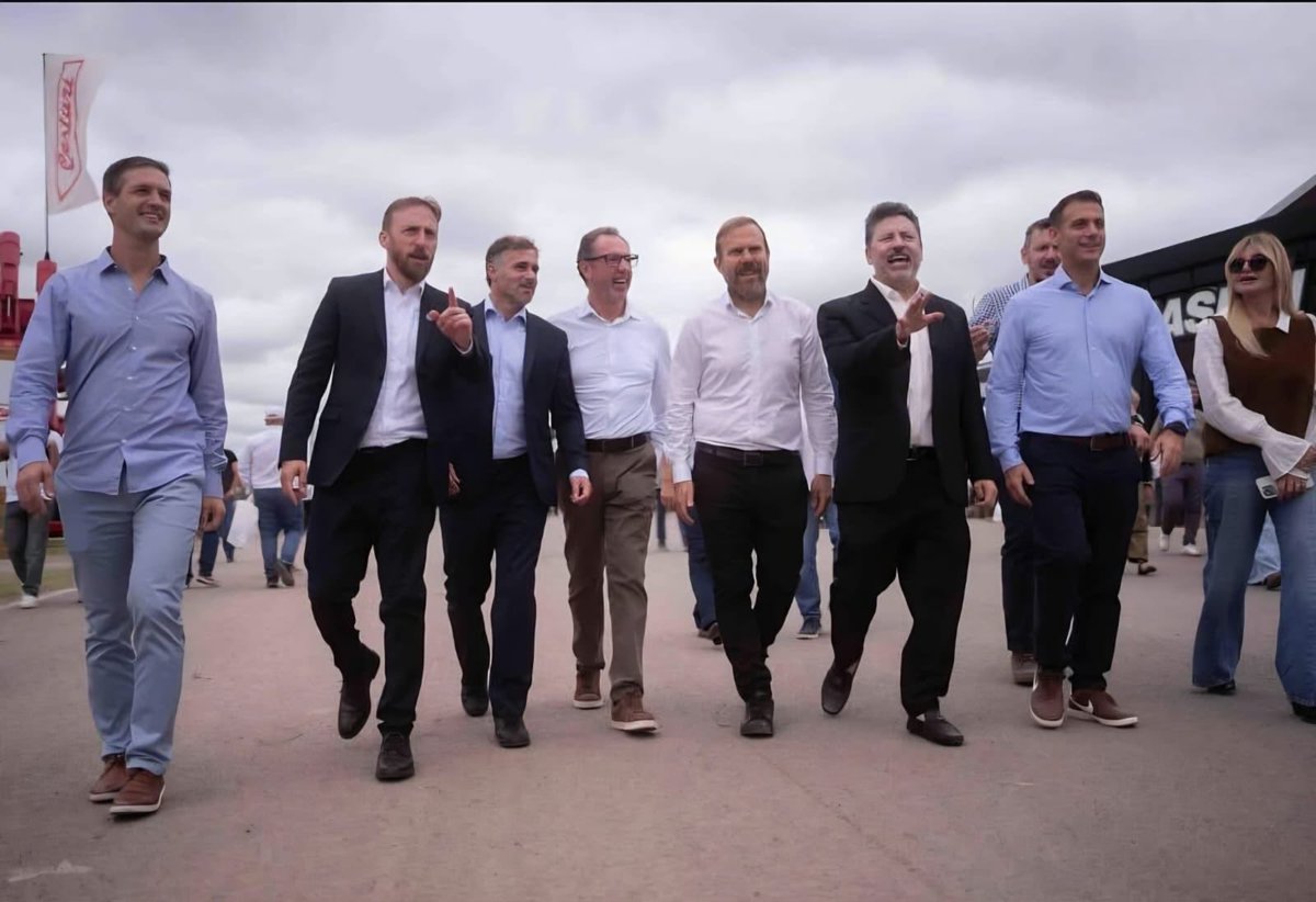 Participando  de #Expoagro2026, la muestra agroindustrial a cielo abierto más importante de América Latina.
Junto a intendentes y dirigentes de la provincia de Buenos Aires recorrimos esta exposición que refleja el enorme potencial del campo y su valor estratégico para el