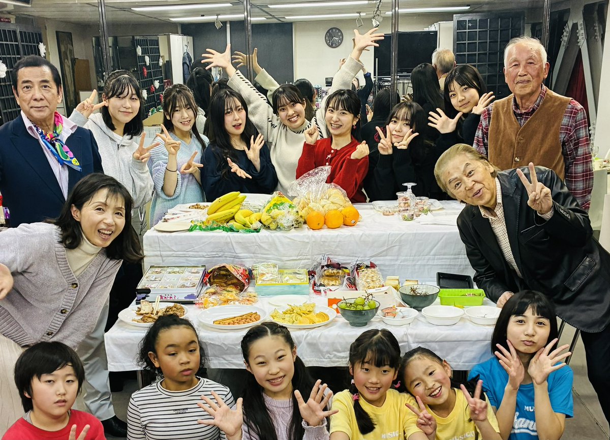 だいぶ時間が経ってしまいましたが、2/5〜8のミュージカル『チャンス☆』の振り返りです。

始め大丈夫かな…と思う事があるんですけど、今回も素敵なカンパニーになりました🌸

お手伝いしてもらったみんなにも支えてもらい感謝です✨

打ち上げに飯野おさみさんが来て下さいました😆

➡️８月アリス🐰