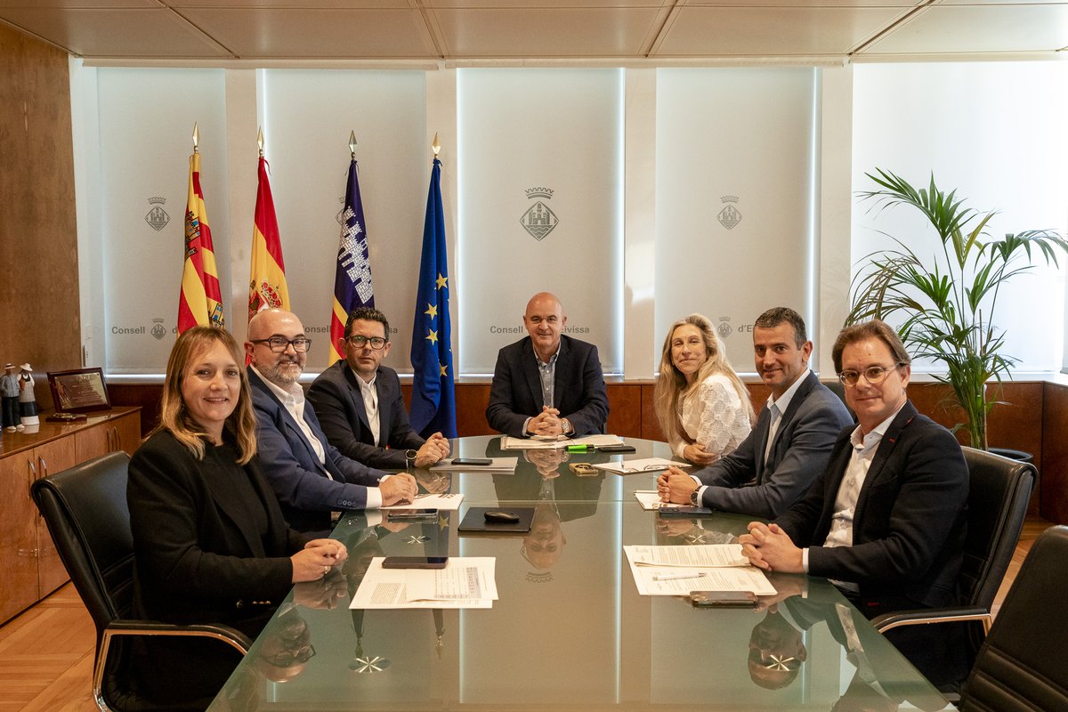 Consell_Eivissa's tweet photo. 🗞️ El Consell d’Alcaldes aprova el Pla de Cooperació Municipal per a l’any 2026, que assoleix els 24,9 milions d’euros
👉 El Pla preveu 10 milions d’euros per posar en marxa el Pla Pilot de trasllat de residus
➕ info: https://t.co/8ziVWkNL72 https://t.co/kdGfNoWTNp