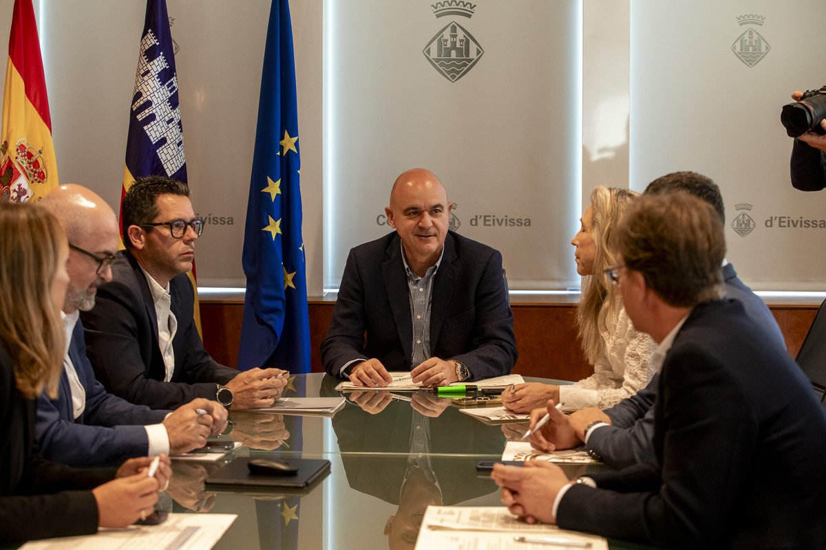 Consell_Eivissa's tweet photo. 🗞️ El Consell d’Alcaldes aprova el Pla de Cooperació Municipal per a l’any 2026, que assoleix els 24,9 milions d’euros
👉 El Pla preveu 10 milions d’euros per posar en marxa el Pla Pilot de trasllat de residus
➕ info: https://t.co/8ziVWkNL72 https://t.co/kdGfNoWTNp