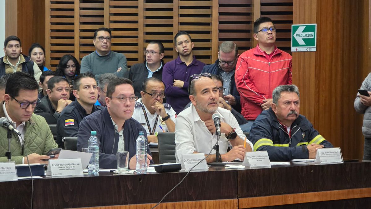 Bomberos_Cuenca's tweet photo. #COECantonal
El Cmdt. Sixto Heras, jefe de #BomberosCuenca, participa en el COE Cantonal en el cual se conocen las acciones que se ejecutan tras la emergencia por las intensas lluvias y el desbordamiento del río Yanuncay.
La prioridad es la entrega de agua a los sectores desabastecidos. 🧑‍🚒