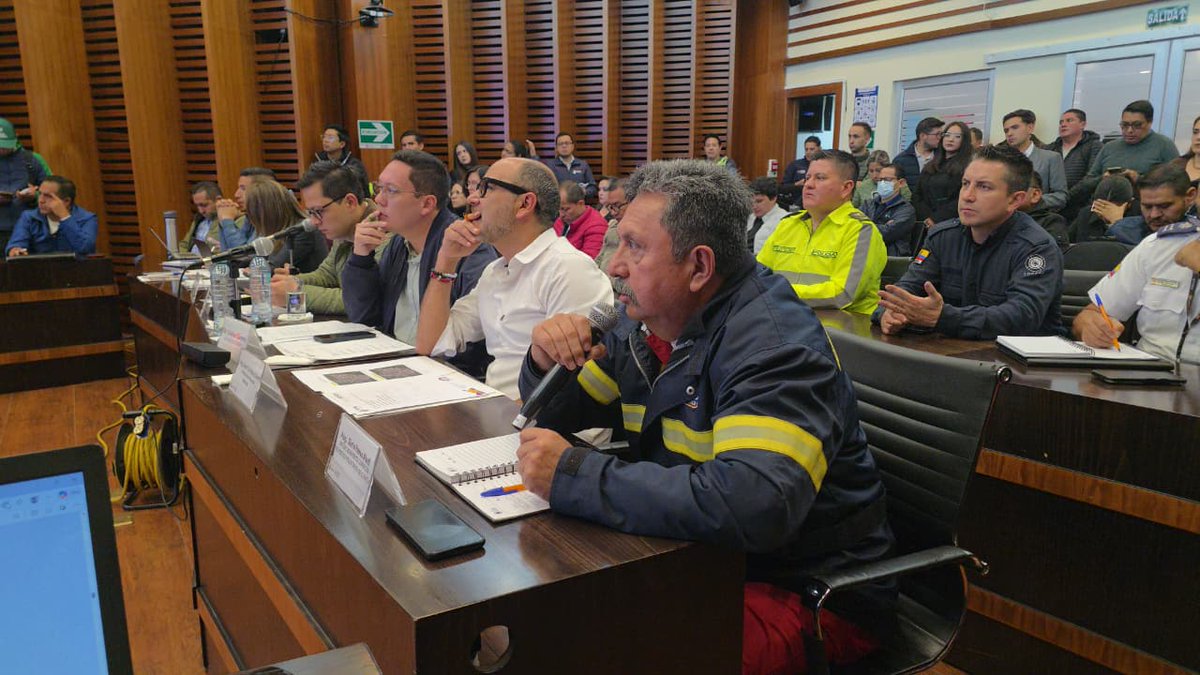 Bomberos_Cuenca's tweet photo. #COECantonal
El Cmdt. Sixto Heras, jefe de #BomberosCuenca, participa en el COE Cantonal en el cual se conocen las acciones que se ejecutan tras la emergencia por las intensas lluvias y el desbordamiento del río Yanuncay.
La prioridad es la entrega de agua a los sectores desabastecidos. 🧑‍🚒