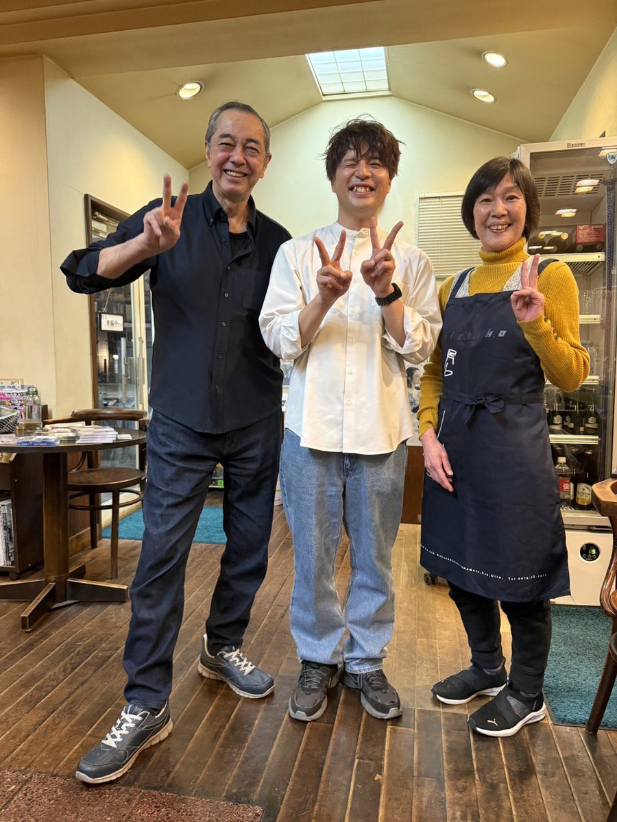 Musiks_kagawa's tweet photo. 初日はカフェクレールでした！！！
ご来場ありがとうー！！

マスター＆ママさんも最高なんだよなーーカフェクレール！！！
ギターの調子が最高に良くて、ひじょーーーに弾きやすく手応えのあるライブでした！！！リペアマンのおーちゃんにも感謝。

また来ます！！！！
次は住麻衣子とデュオやりたいですな！！