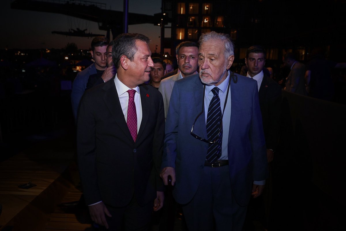 Bilgisi, birikimi ve fikirleriyle ülkemizin entelektüel hayatına büyük katkılar sunan, milyonlara tarihi sevdiren kıymetli hocamız Prof. Dr. İlber Ortaylı’nın vefatını derin bir üzüntüyle öğrendim.

Kendisine Allah’tan rahmet; ailesine, öğrencilerine ve milletimize başsağlığı