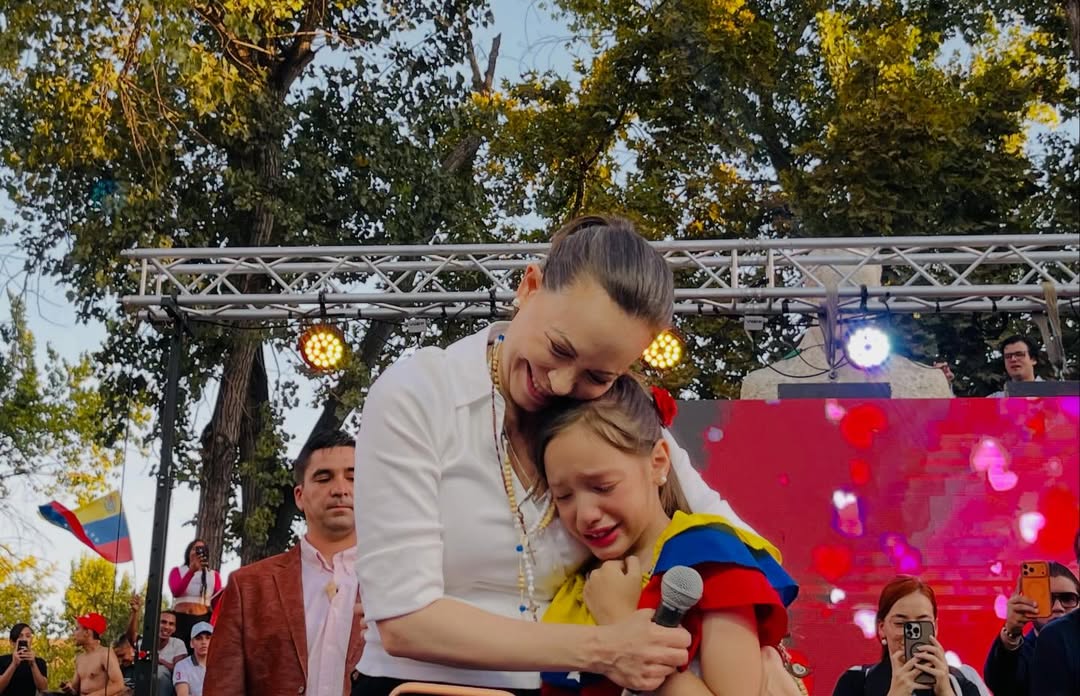 Ayer, en el encuentro de venezolanos con María Corina Machado en Santiago de Chile, hubo una escena que llamó  la atención: muchas personas le entregaban a sus hijos pequeños para que los abrazara. Varias de esas escenas estuvieron rodeadas de lágrimas y mucha emoción.

Desde la