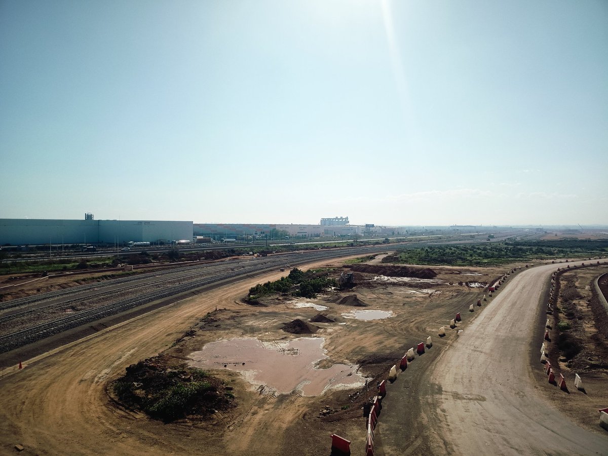 Hardacho's tweet photo. La nueva terminal ferroviaria de la factoría de baterias de @VW_es es brutal @Alffig @ACTREN_MF @Gusiluz18530458 @sagunt https://t.co/TdgS6Tpbua