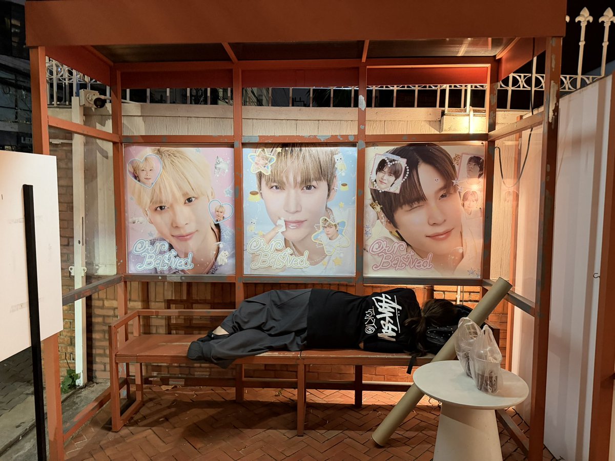 เดินผ่านเฟ่เมื่อกี้เจอคนมานอนเฝ้าป้าย ใครวะ