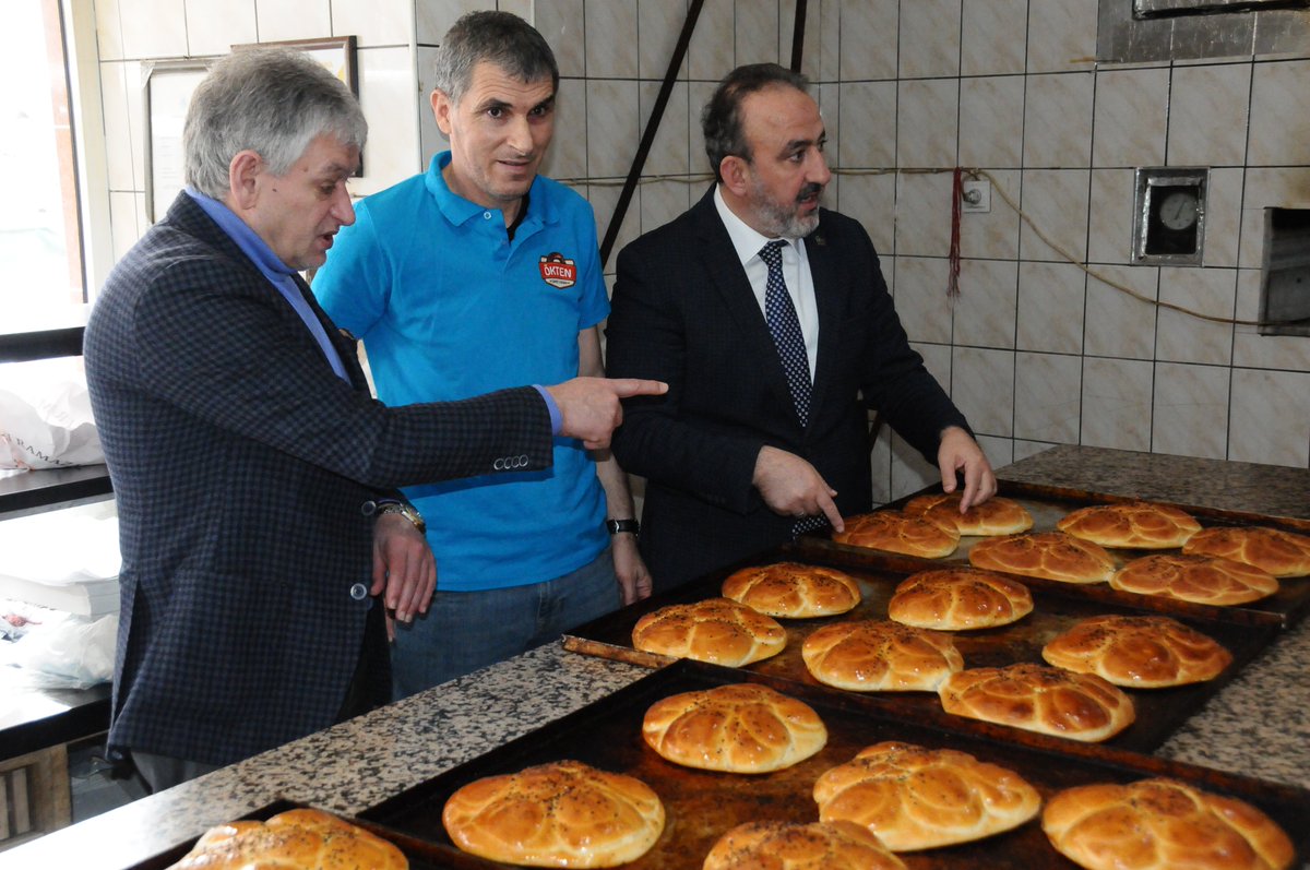 tr21trakya's tweet photo. 📌Tekirdağ Ramazan Çöreği artık coğrafi işaret tescilli...

📌Trakya Kalkınma Ajansı Genel Sekreteri Mahmut Şahin ve Tekirdağ TSO Yönetim Kurulu Başkanı Cengiz Günay geçtiğimiz günlerde coğrafi işaret tescili alan Tekirdağ Ramazan Çöreği'nin imalathanesini ziyaret etti. https://t.co/7gRMXhIBYe