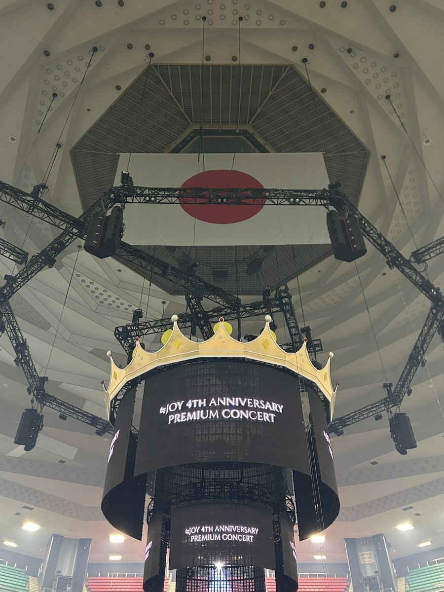 そして江角さんのギター…

バチイケロックスターでしたね…………!!!???!?

サプライズGt演奏みたいな演出の歴史上一番難易度高かったと思います(ギタリストなので分かります)
黒金ムスタングかき鳴らす姿カッコ良すぎた悔しいくらいに！笑
ツインギター最高でした！🎸🎸

#ニアジョイ4周年コンサート