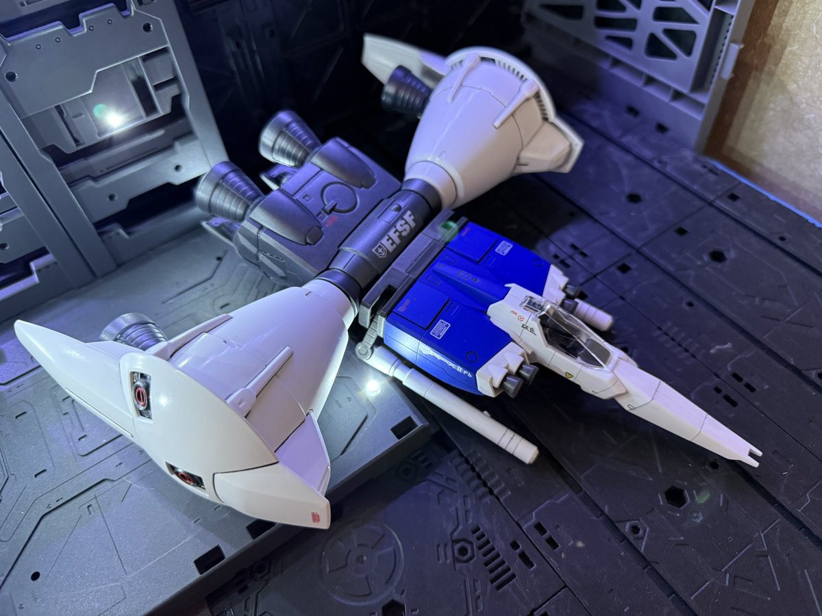 samuneil1124's tweet photo. PG GP01Fb完成。
格納庫に収まりました。
11月から始めた
小さな長期プロジェクト。
途中少し間が空きながらも
なんとかここまで。
機体は完成ですが
格納庫はまだ改修の余地あり。
ガンプラって
完成してからが沼ですよね。
#ガンプラ
#PG
#GP01Fb
#ガンプラ完成
#模型制作 https://t.co/cIGXKBoZoa