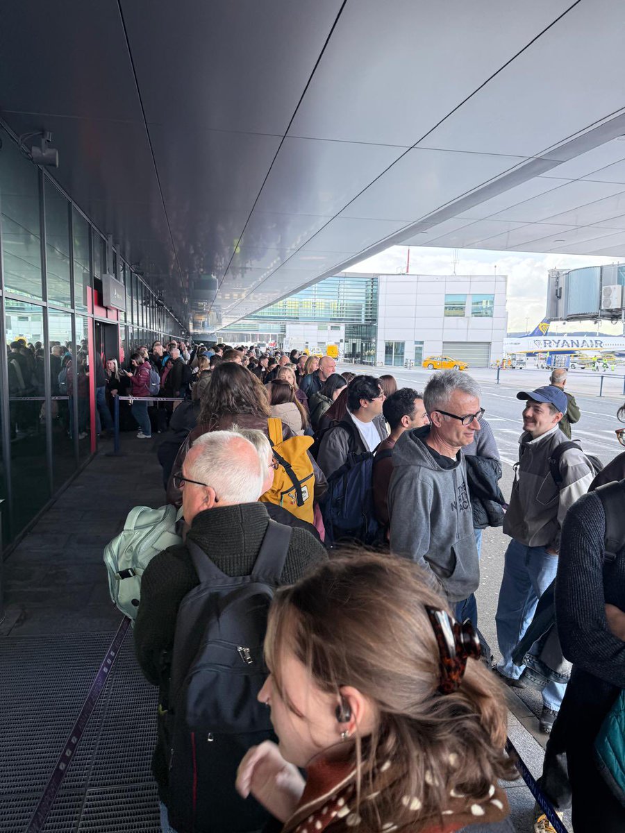 RuthBadleyPR's tweet image. I hope there’s a few Brexiteers in the queue I’m in. This is the queue outside the terminal to join the actual queue inside the terminal. #Brexit #Krakow