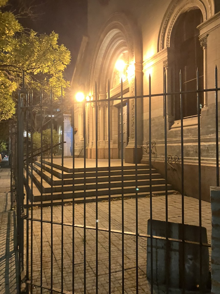 AUTOvideo300's tweet photo. Otro rasgo patético de #Autovideo , hasta los devotos te bloquean una rampa porque ayudar al prójimo es poder parar en la puerta de la misa.
El extra te lo daba el cuida coche sin registro a cuadras de una seccional. Otros sueñan con prohibirlos, pero prohibir implica fiscalizar https://t.co/yWzly6Oyev