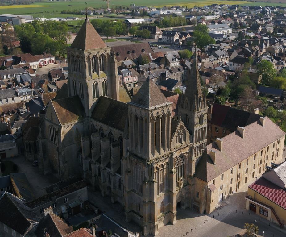 Nouveau à l'abbaye de Saint-Pierre sur Dives ! #Calvados 12 fresques murales, scènes d'un cabaret du XVIIIème, scène de chasse, volatiles etc..Datant du XVIIIe, sont désormais visibles dans la salle du Pressoir. 
(Crédits 1,2,3📷:Ville de St Pierre en Auge 4:Llara productions)