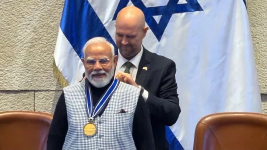 Ashok_Kashmir's tweet photo. मोदी जी को बहुत मेडल मिले हैं, लेकिन यह वाला स्पेशल है। 

इतिहास में दर्ज रहेगा यह…कोर्स में पढ़ाया जाएगा https://t.co/8EmvczGF3e
