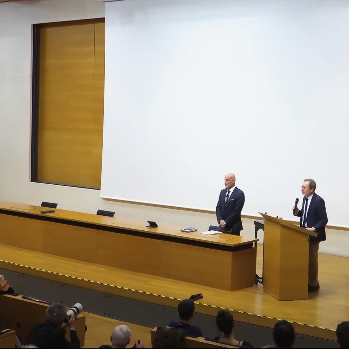 La troisième conférence de Daniel Mendelsohn au Collège de France portera sur l’un des plus grands poètes que je connaisse : Constantin Cavafy. Ce sera lundi 16 mars à 18h. Entrée libre. La passionnante conférence de lundi dernier sur l’Odyssée est déjà en ligne :