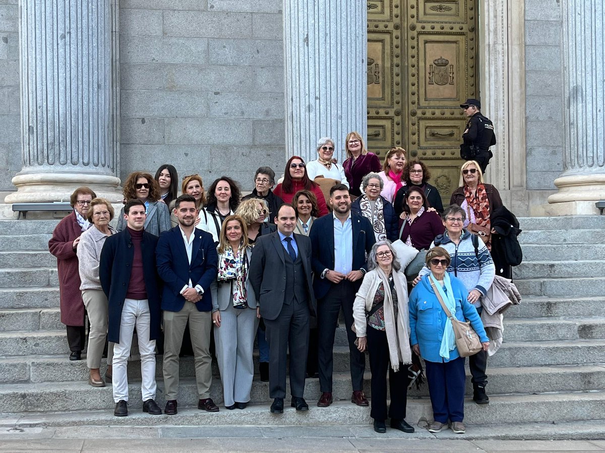 Rafael_belgom's tweet photo. Las Asociaciones de Mujeres “Isabel Ovin” de Carmona (Sevilla) y de lucha contra la Fibromialgia, han visitado el Congreso de los Diputados. 

Un honor poder acompañarlas, dialogar con ellas e intentar explicar el trabajo legislativo. https://t.co/bF8xhAW4bo