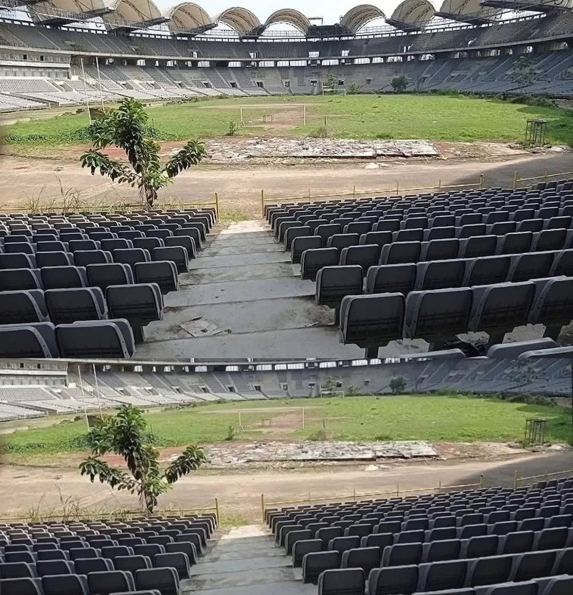 MickyJnr__'s tweet image. This is one of the iconic stadiums in Gabon that hosted the 2017 AFCON. 

Shockingly, it has now been overtaken by nature and turned into a forest. 

Truly crazy to see such a venue fall into this state.

#Gabon 
#AfricanFootball