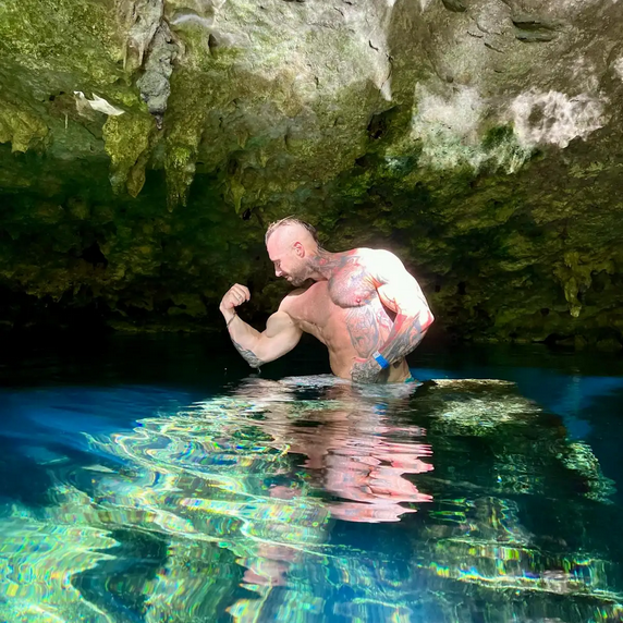 gethingyms's tweet photo. 5 Rules to stay fit while traveling 
(without compromising the fun)

#1 Hydration
Buy the biggest water bottle you can find before you leave the airport.
Drink 1 liter for every 2 hours of flying &amp; you won't feel like a zombie upon arrival. https://t.co/u6IHYXVxZx