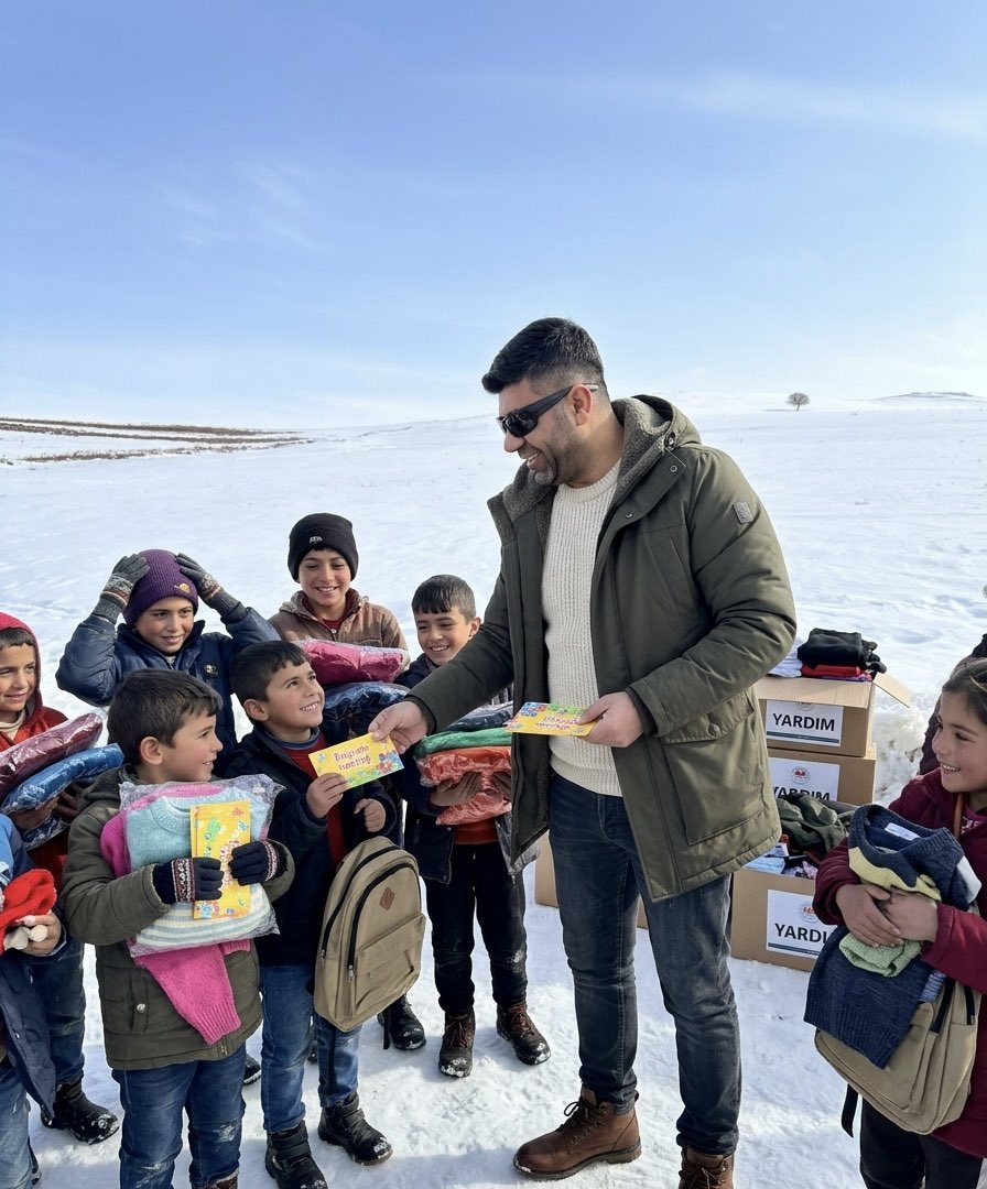 Bu mübarek ayın bereketiyle, sadece yardımları değil, umudu ve kardeşliği de yanımıza alıp yollara düştük. Şehrin gürültüsünden uzak, samimiyetin en saf haliyle harmanlanmış köylerimizde; gözleri parlayan yetimlerimizin, boynu bükük dullarımızın, dualarıyla yolumuzu aydınlatan