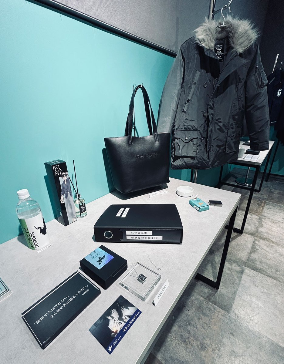 noitaminaaparel's tweet photo. ／
NOITAMINA APPAREL POP UP GALLERY [PSYCHO-PASS] TOKYO にて
展示中の『ディスプレイ』をご紹介💡
＼

「#狡噛慎也」「#宜野座伸元」「#縢秀星」「#槙島聖護」の4エリアに分け、
各キャラクターに関連する商品や非売品アイテムを展示💎
キャラクターの世界観を体感できる空間をお楽しみいただけます✨

イベント詳細はコチラ👇
https://t.co/ijPmrohMKE

#ノイタミナアパレルPOPUPギャラリー
#pp_anime