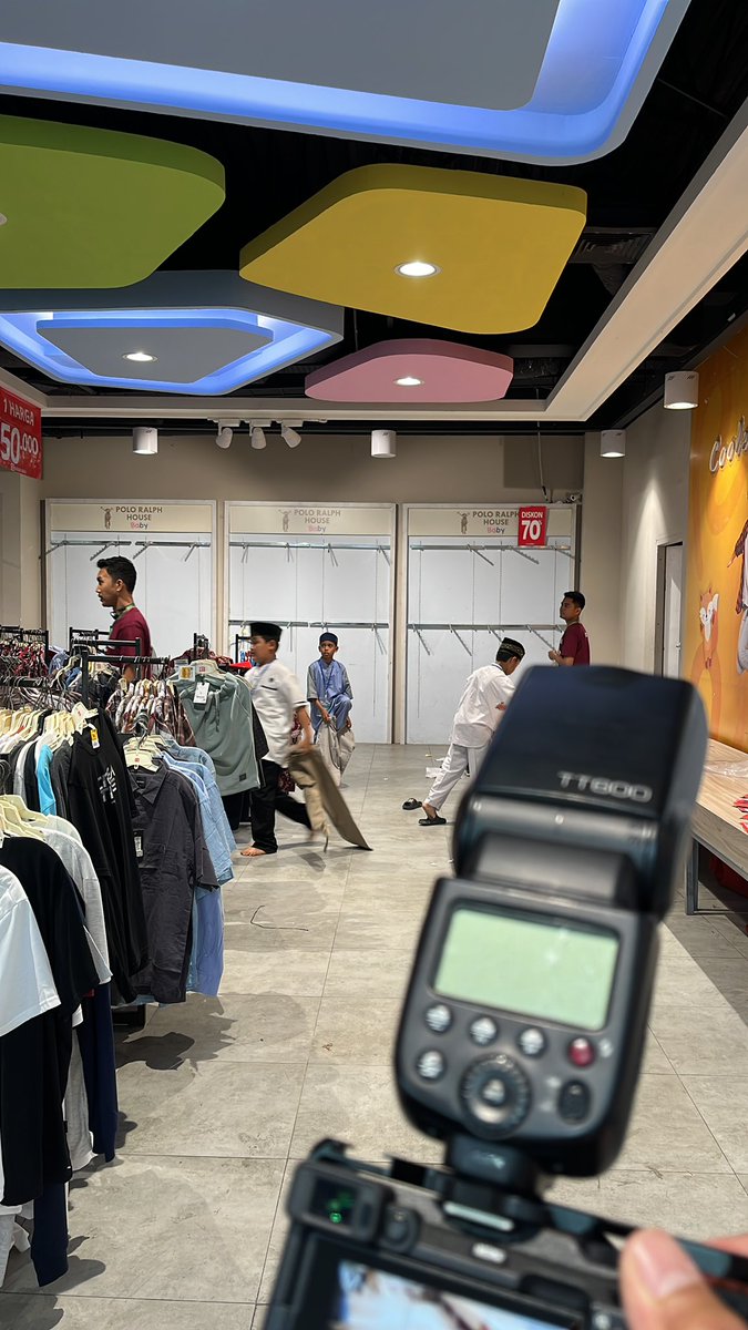Ga pernah absen tiap tahun ikut program berbagi belanja baju lebaran bersama adik”