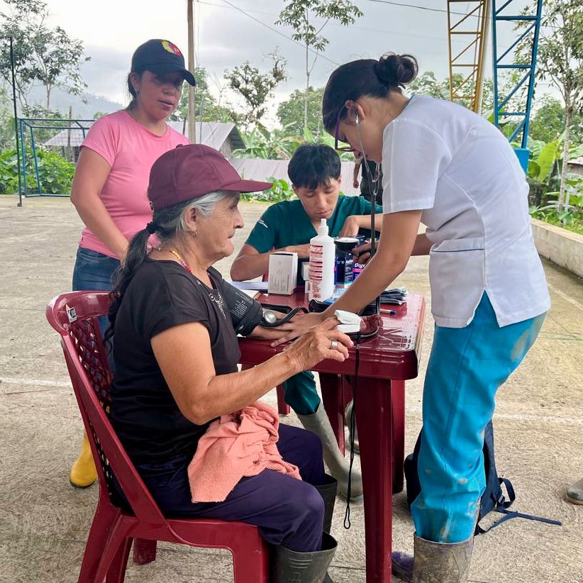 saludazuay_'s tweet photo. #MSPEnTerritorio | Personal del Centro de Salud Abdón Calderón, en #CamiloPonceEnríquez, brindó atención médica a 6 habitantes del sector La Iberia, afectados por la creciente del río Chaucha. 
Brindamos atención médica y entrega de medicamentos para garantizar su bienestar. https://t.co/okFq9pcwBY