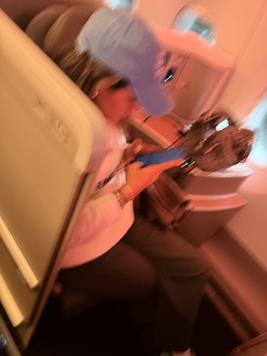 GesuArriaGa's tweet photo. @Radio_Formula @AlessandraRdlv Aquí encubierta en el aeropuerto de Madrid en primera clase y con bolsa Gucci 😅😅😅😅😅 https://t.co/CVGmqDJLMq