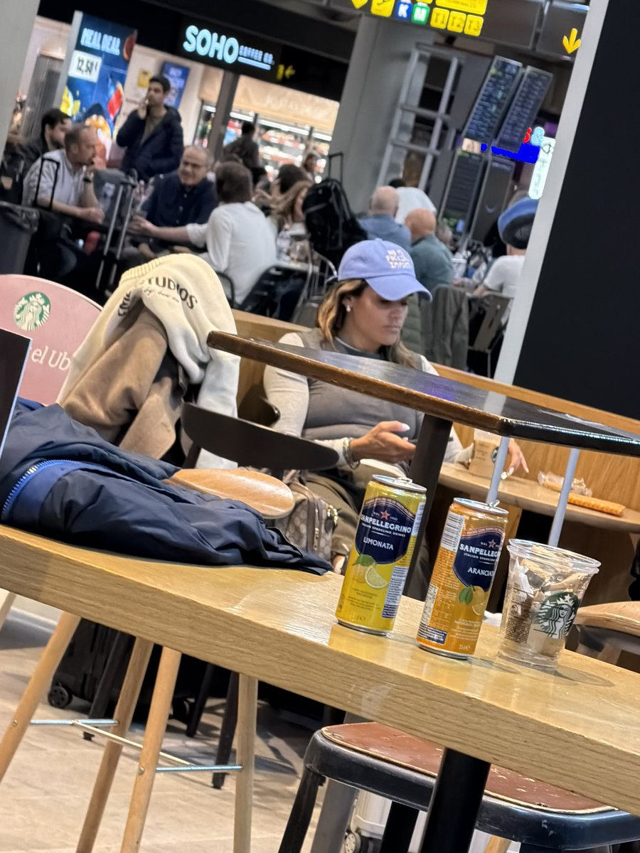 GesuArriaGa's tweet photo. @Radio_Formula @AlessandraRdlv Aquí encubierta en el aeropuerto de Madrid en primera clase y con bolsa Gucci 😅😅😅😅😅 https://t.co/CVGmqDJLMq