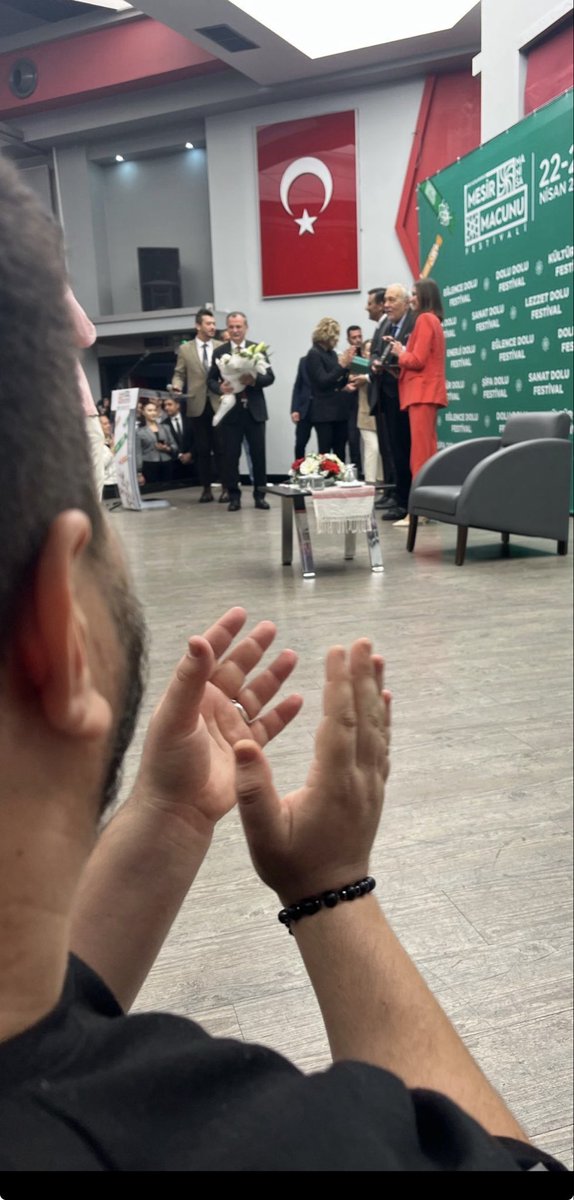 Bu karede üç güzel insanı alkışlıyorum. O gün içimde sadece saygı ve mutluluk vardı. Bugün ise aynı fotoğrafa bakarken büyük bir hüzün hissediyorum. Hayatın ne kadar kısa ve öngörülemez olduğunu insan böyle anlarda daha iyi anlıyor😢
#ilberortaylı 
#ferdizeyrek 
#gülşahdurbay