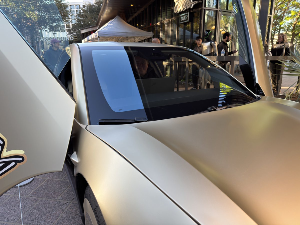 DavidMoss's tweet image. I got to sit in a Tesla Cybercab!!!