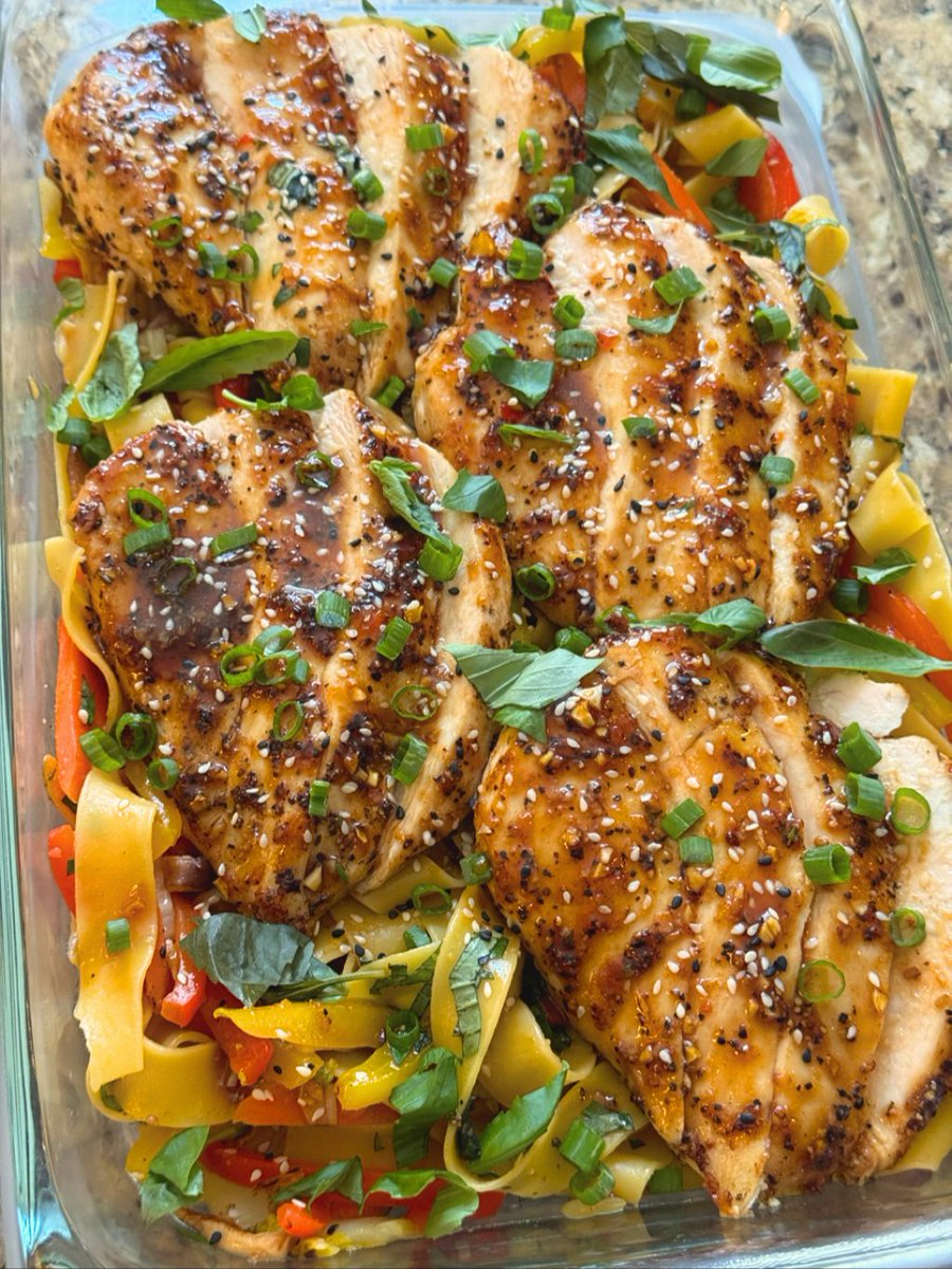 Would you rather dig into orange teriyaki chicken with drunken noodles 🍜 or swap it out for beef instead? Either way, our chefs make weeknight decisions easy and delicious.👇#wouldyourather #springmeals #personalchef #mealprepservice #friendthatcooks