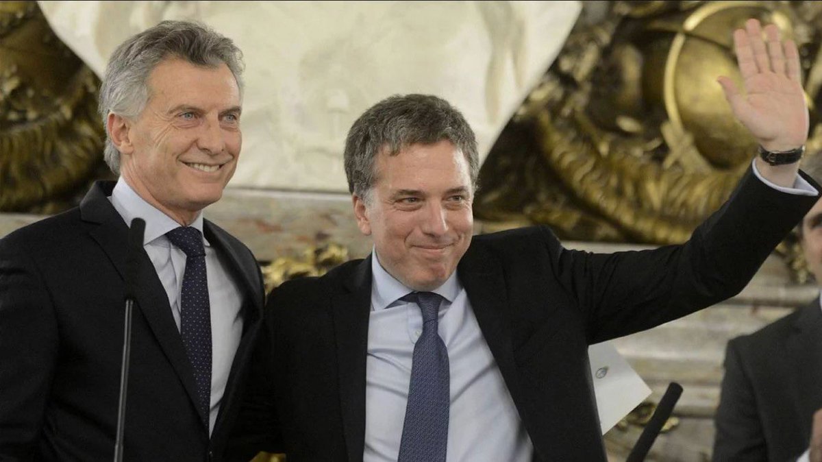 La doble moral de la política y de algunos periodistas. ¿Cómo olvidar el escarnio público que hicieron con el exministro de Economía de <a href="/mauriciomacri/">Mauricio Macri</a>, el economista <a href="/NicoDujovne/">Nicolas Dujovne</a>, por 4 alfajores Chocoarroz? Con #AdorniGate cierran el orto. Dónde quedó “El que las hace las paga”